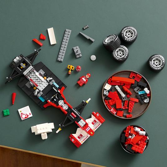 LEGO Icons (11375). Ferrari F2004 e Michael Schumacher - 4